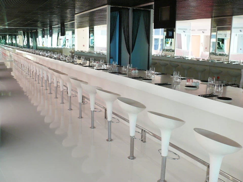 Vis-a-vis der Bar in der Lobby Hotel SU & Aqualand