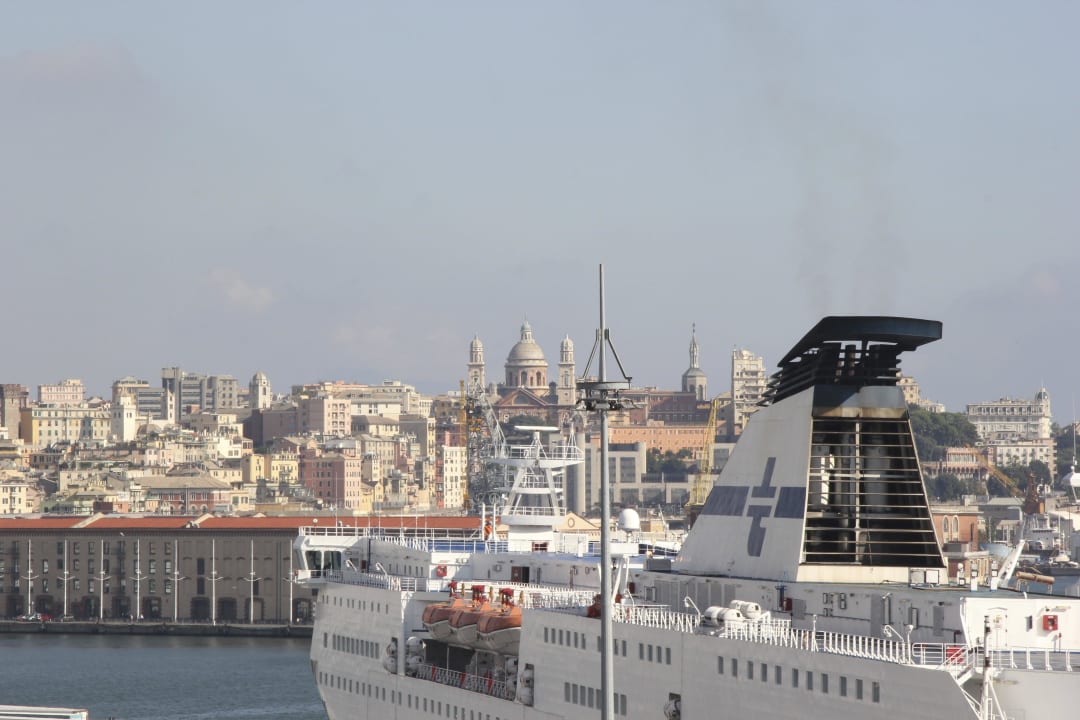 Ausblick auf den Fährhafen Hotel Holiday Inn Genoa City