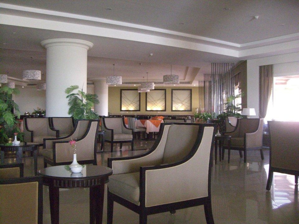 Lobbbybar mit Blick auf Restaurant Pyramisa Sunset Pearl Resort