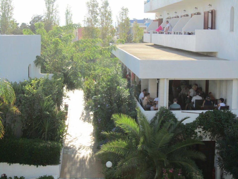 Außenterrasse des Restaurants von oben Sentido Kyknos Beach Adults Only 16+