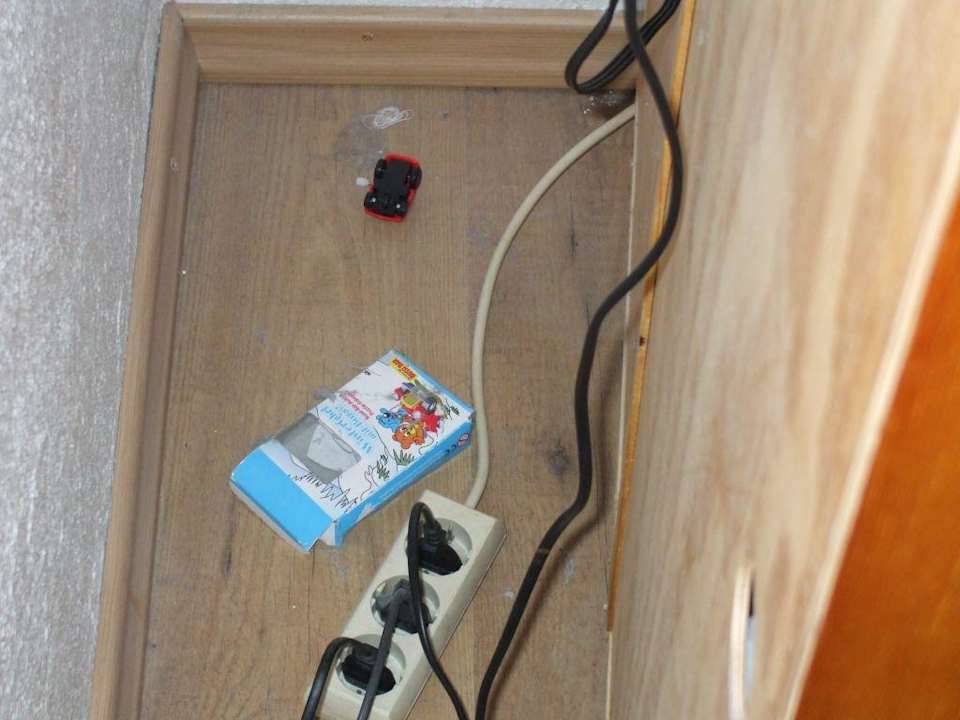 Reste von Vorbenutzer hinter dem Schrank Hotel Haus Schönblick