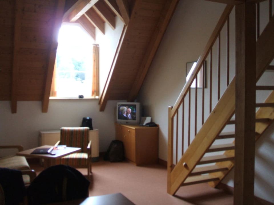 Der Wohnbereich mit Treppe nach oben Landhotel Alte Mühle