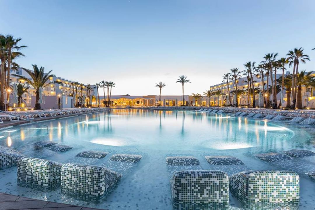 Außenansicht Grand Palladium White Island Resort & Spa