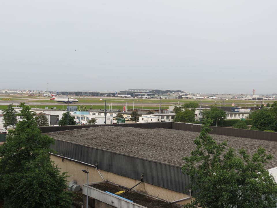 Вдали взлетная полоса - вид из окна Ibis London Heathrow Airport