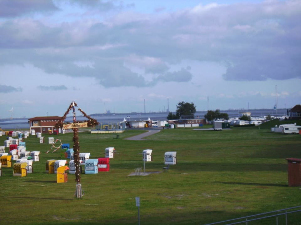 Deichblick: BistroCampingplatz; hinten Wilhelmshaven Upstalsboom Hotel am Strand