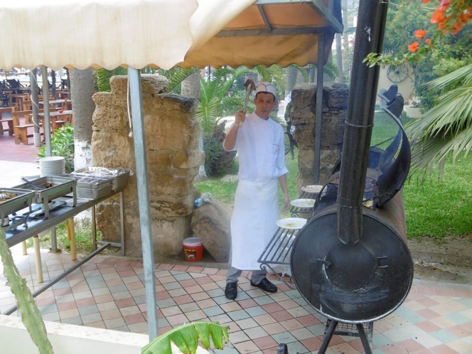 Koch beim Grillen. Hotel Paradis Palace