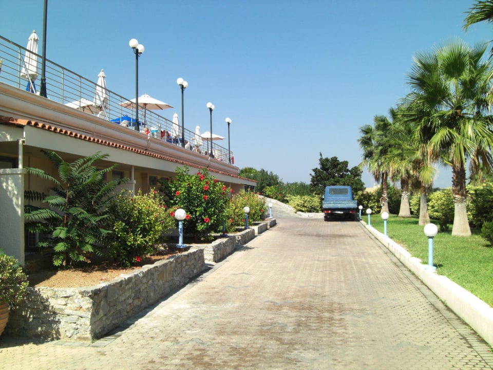 Weg von der mittleren Poolanlage zur unteren Royal & Imperial Belvedere Resort