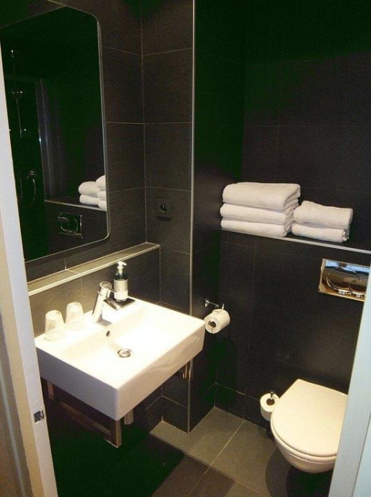 Bad des Zimmers 42  Hotel Le Dauphin