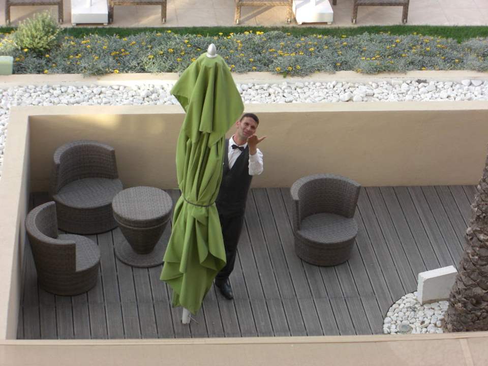 Hamzah beim Aufräumen Hotel Rosa Beach