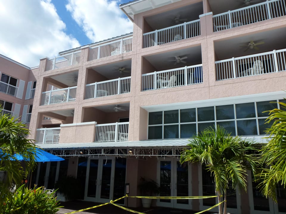 Hauptgebäude mit Eingang zum Restaurant und Lobby Hotel Doubletree Grand Key Resort