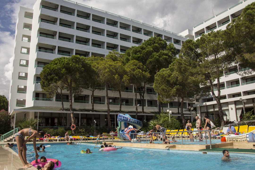 Pool mit Zimmern im Hintergrund. Hotel Grand Efe