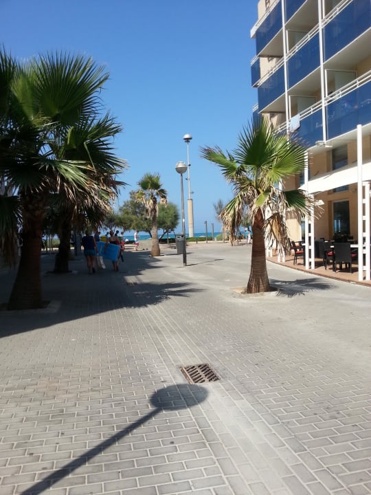 Blick von der Hotelterrasse. Das Meer ist zum Greifen nah. Cabot Playa Grande - Adults Only