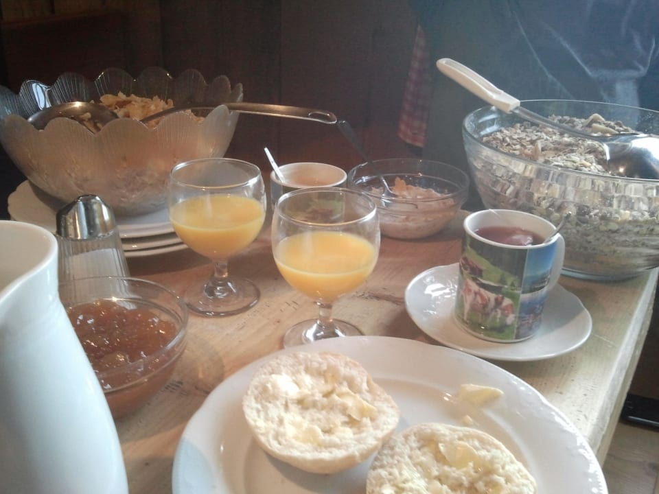 Frühstück am Tisch Rübezahl-Hütte