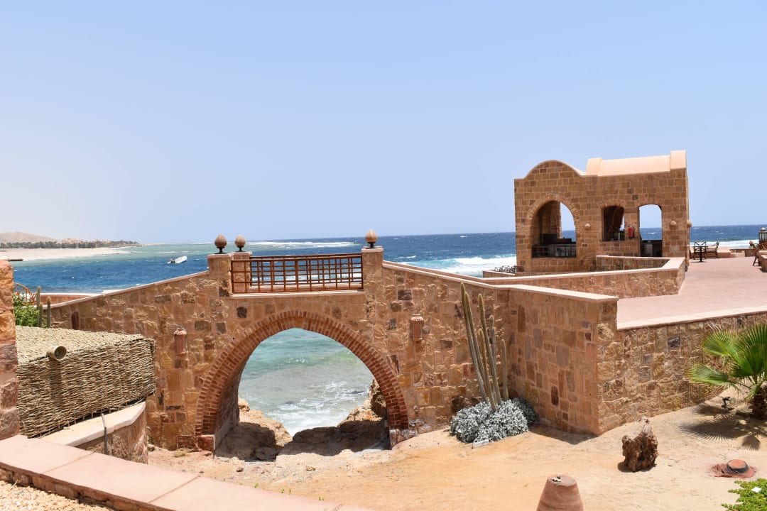 Hotelanlage mit Blick auf Bar "On the Rocks"  Mövenpick Resort El Quseir