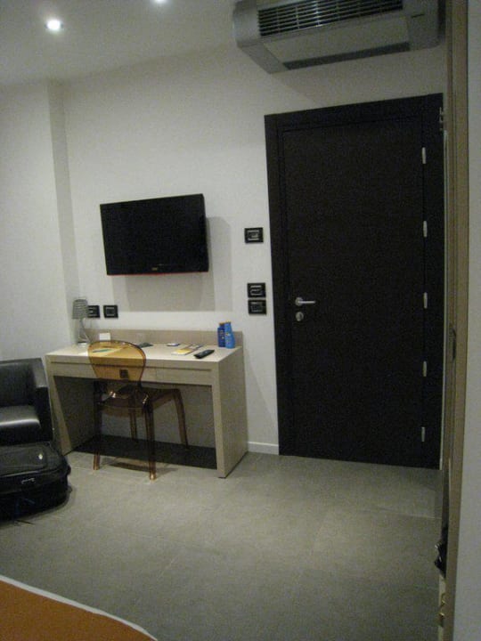 Blick vom Bad in das Zimmer Hotel Adlon