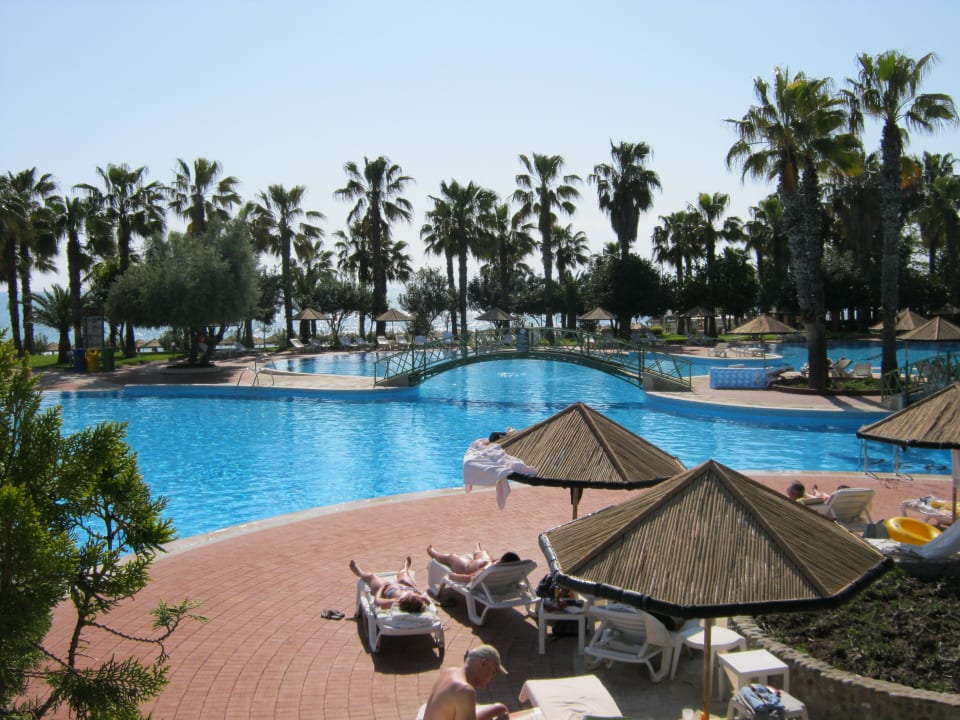 Blick über die Poolanlage Richtung Strand Hotel Defne Star