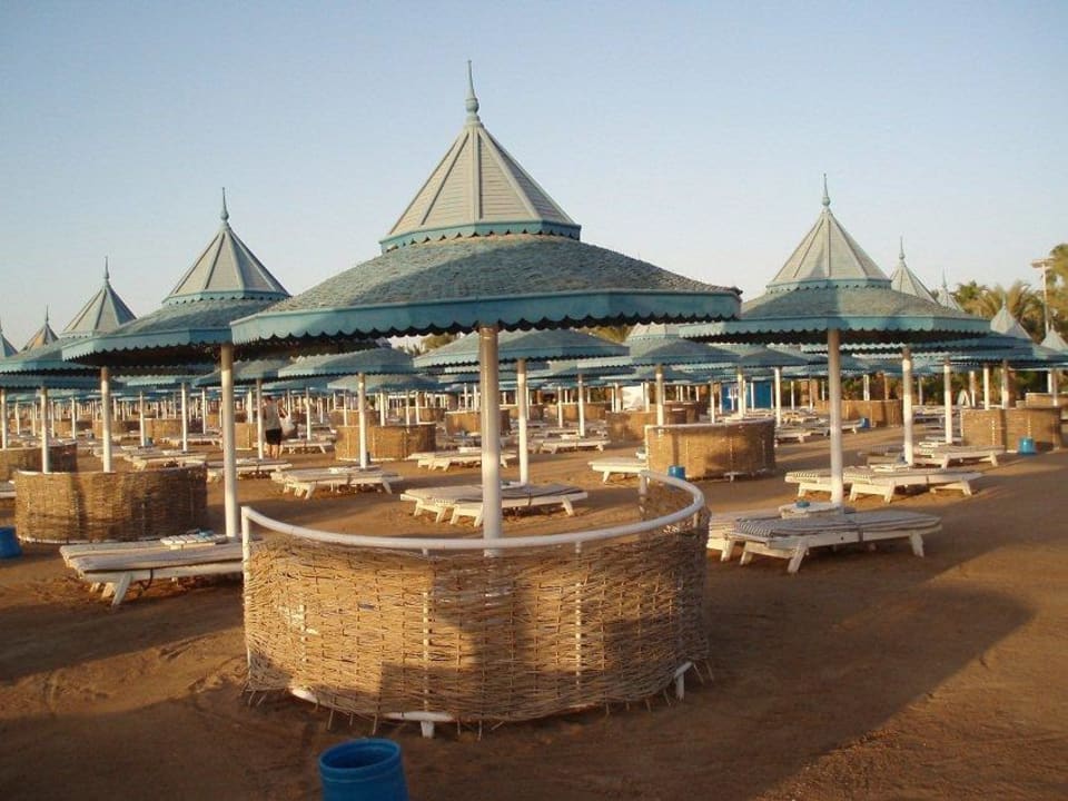 So sieht der Strand am frühen Morgen aus The Grand Hotel Hurghada