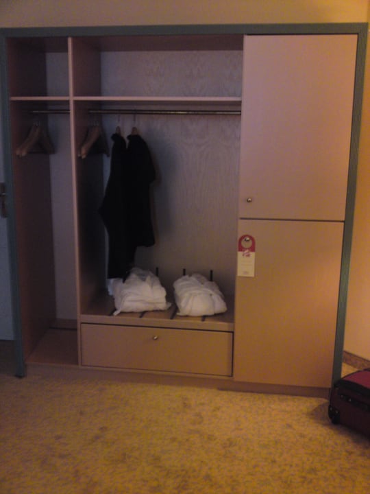 Schrank ohne Türen Victor's Residenz-Hotel Saarlouis