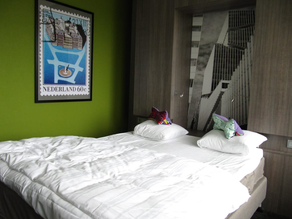 Twin-Bed (Ablagemöglichkeit/Schrank hinter dem Bett) Leonardo Hotel Amsterdam Rembrandtpark