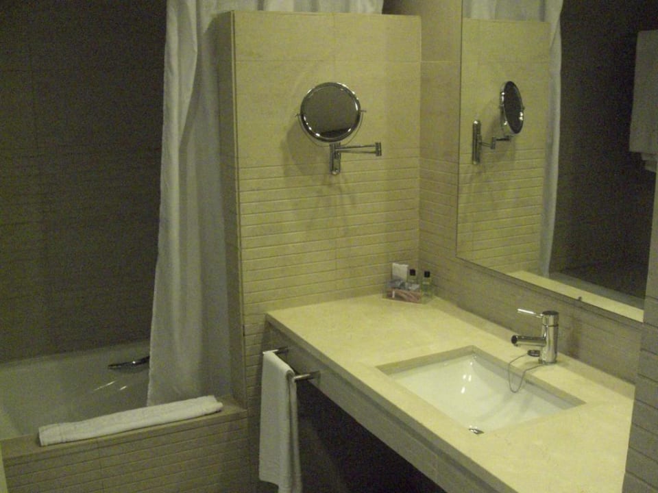 Badezimmer mit ausreichend Ablagemöglichkeiten H10 Estepona Palace