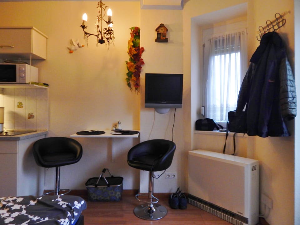 Essecke mit Fernseher Ferienwohnung Berlin