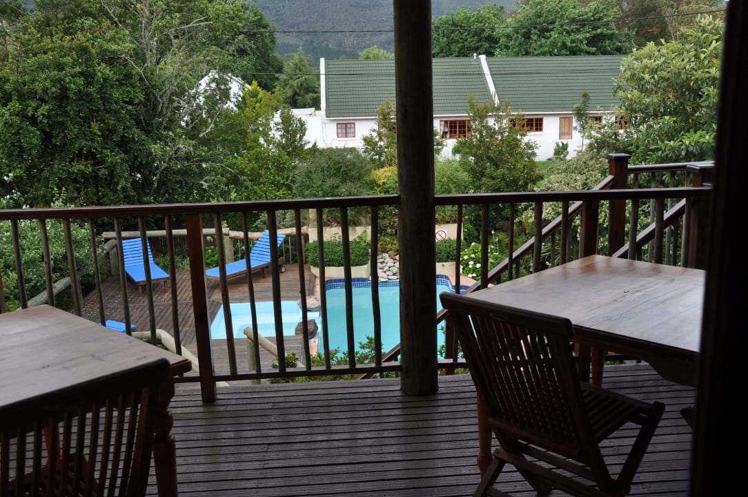 Poolbereich Bed & Breakfast At the Woods Guesthouse