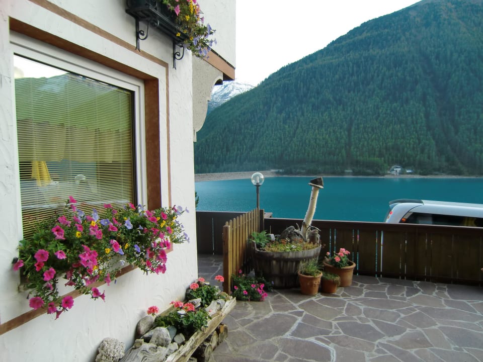 Vor Eingangstür vom Hotel  Hotel Vernagt am See