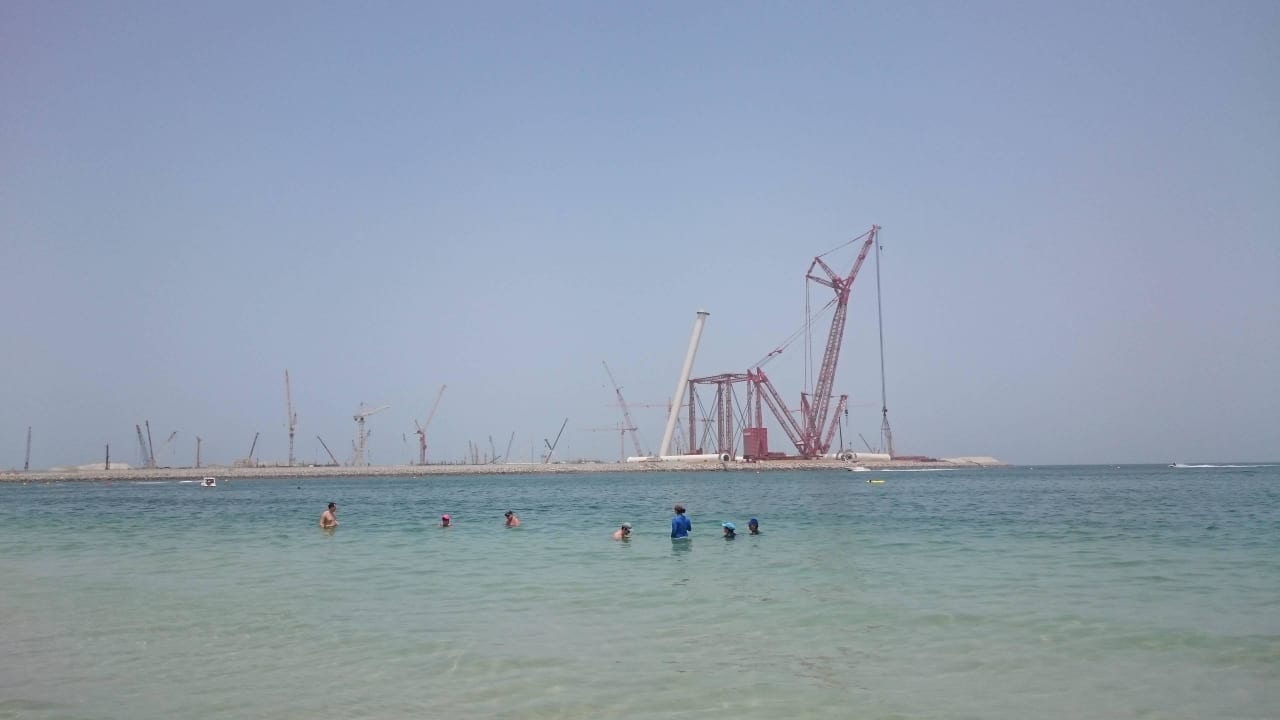 Direkter Blick vom Strand auf die Baustelle Sheraton Jumeirah Beach Resort