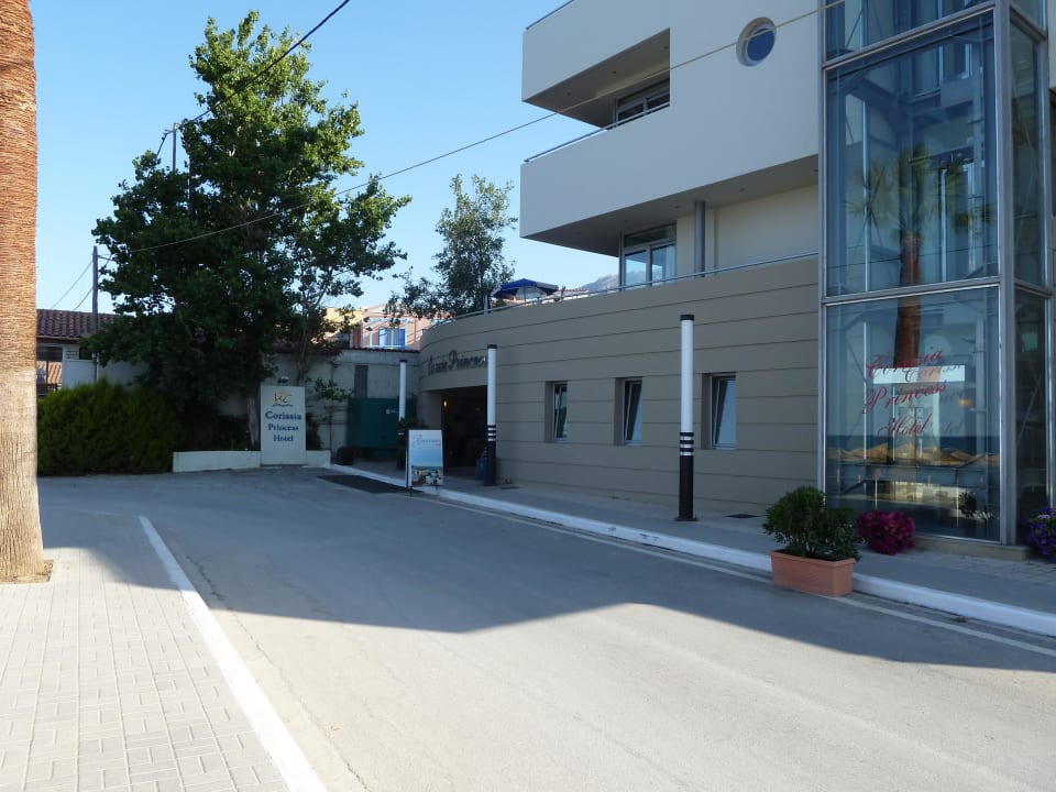 Hoteleingang Hotel Corissia Princess