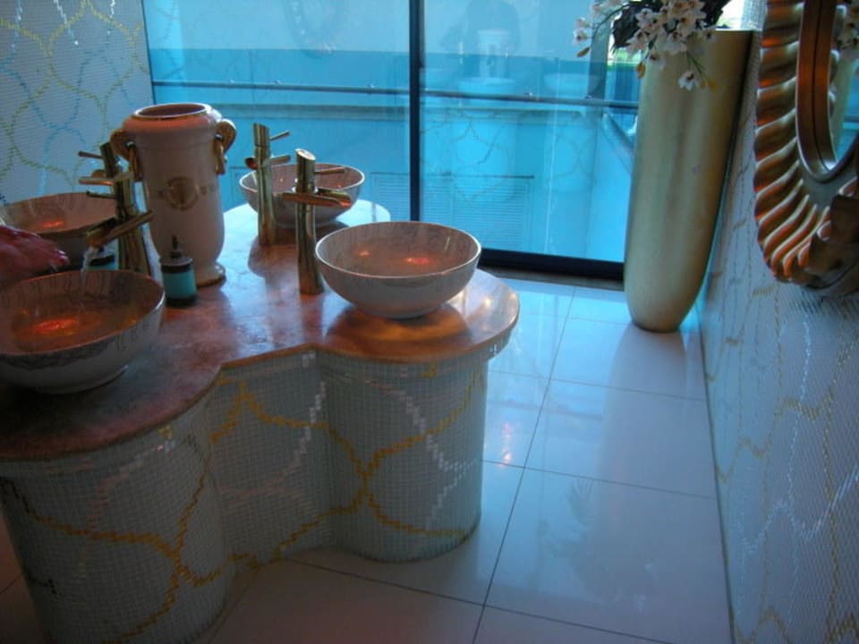 Blick in den Waschraum der Lobby Granada Luxury Okurcalar