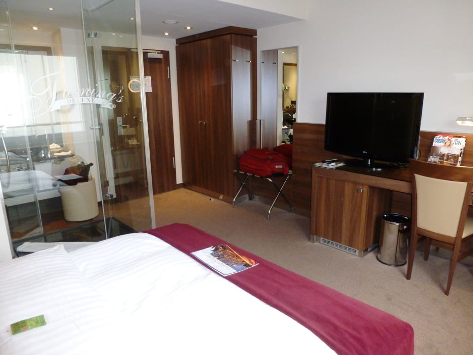 Bett, Dusche, Fernseher Flemings Hotel Frankfurt Main-Riverside