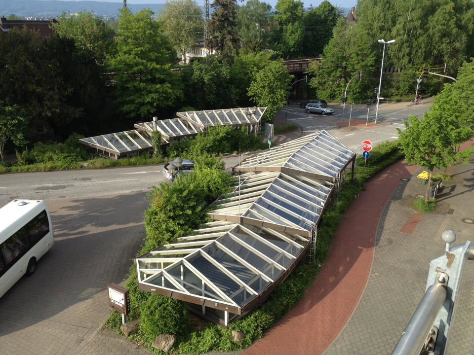 Im Hintergrung Garageneinfahrt, vorn Ausfahrt Mercure Hotel Bad Oeynhausen City