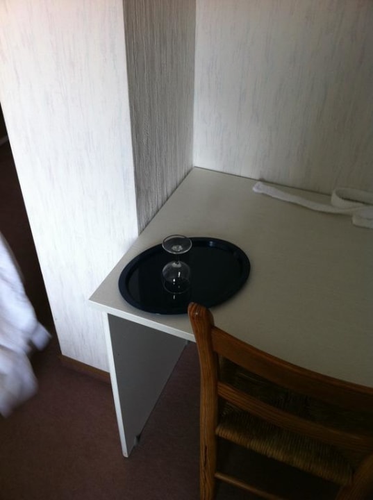 1x dreckiges Glas für Doppelzimmer Landhotel Gödeke