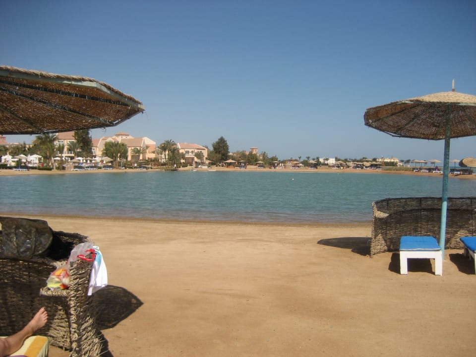 Windgeschützte Strandliegen Mövenpick Resort & Spa El Gouna