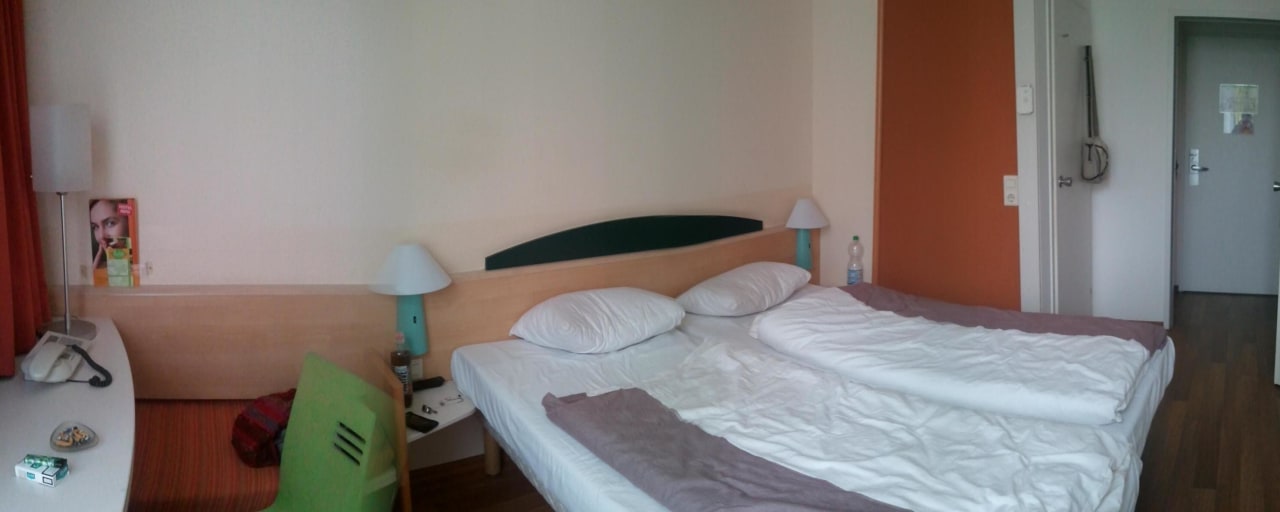 Zimmer - Tür links zum Bad Ibis Hamburg Alster Centrum Hotel