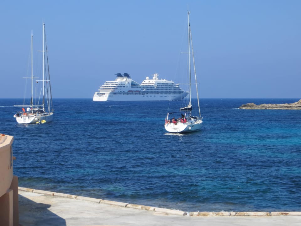 Der Bootsanlegeplatz unterhalb des Pools Comino Hotel & Bungalows