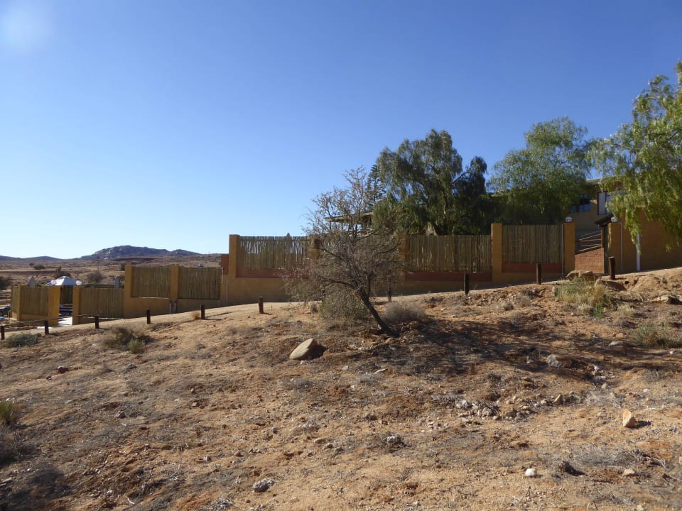 Ausblick von der Zimmerterrasse Klein-Aus Vista Desert Horse Inn