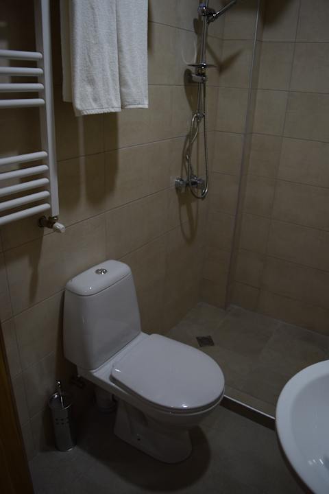 Badezimmer. Auch hier alles eher schlicht gehalten. Hotel Ponte