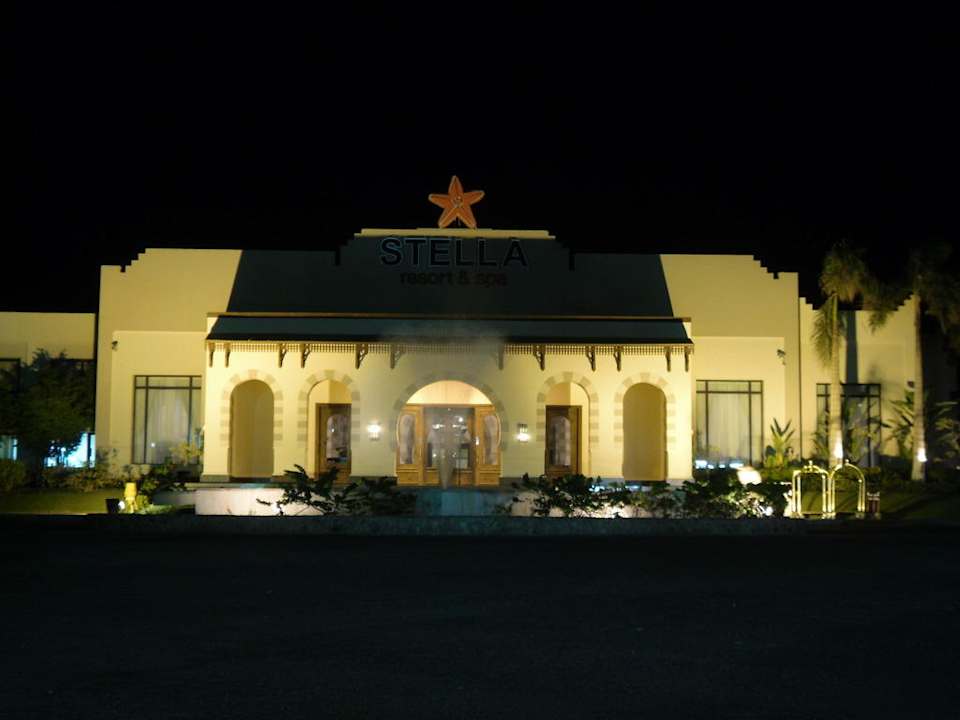 Eingangsbereich bei Nacht Stella Beach Resort & Spa Makadi Bay