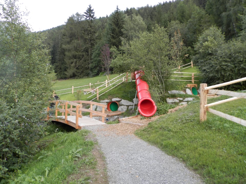 Wasserspielplatz neben der Gondel Erlebnishotel Fendels