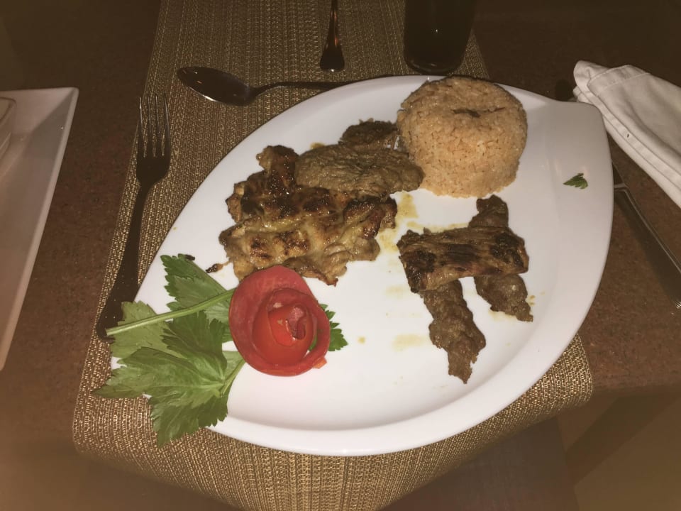 Extra Dinner mit tollen Fleisch, sehr zu empfehlen Pickalbatros Alf Leila Wa Leila Resort - Neverland Hurghada