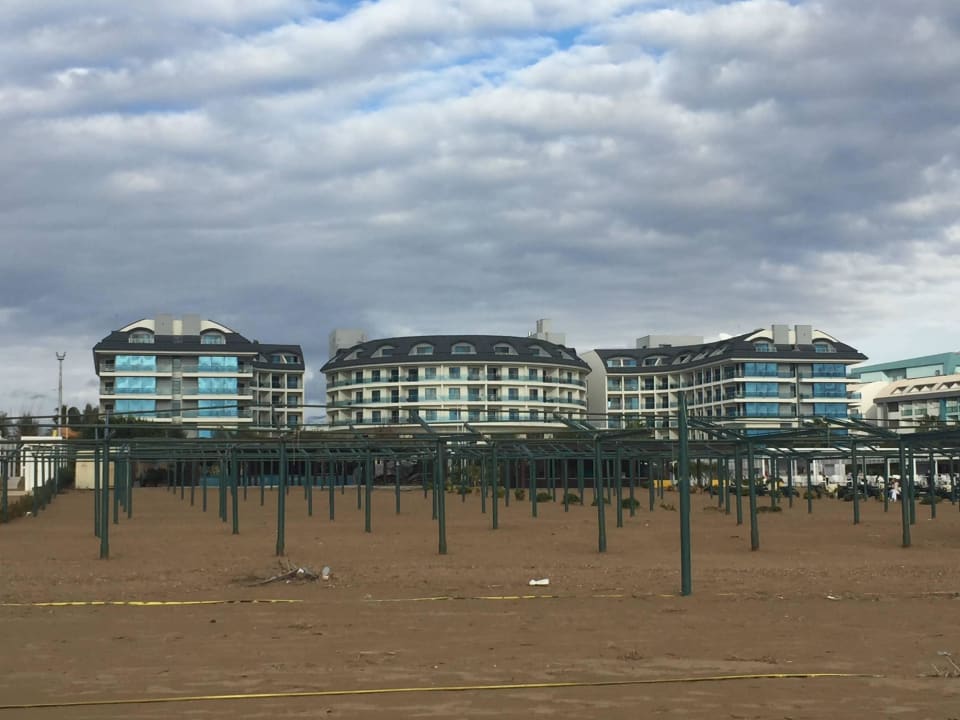 Blick Strand Richtung Hotel Commodore Elite Suites & Spa - Adults only