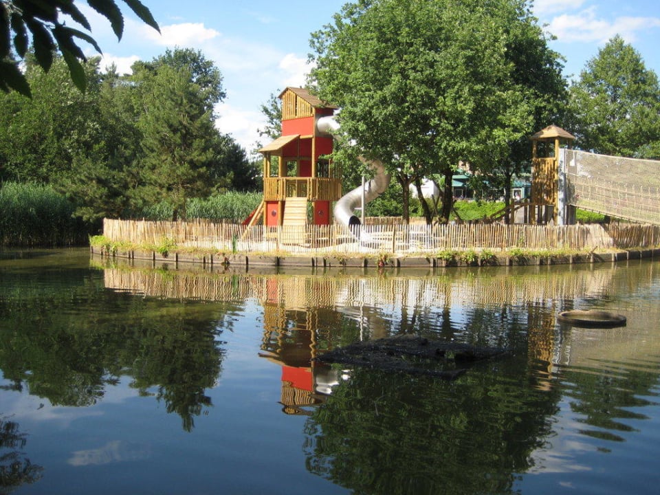 Kinderspielplatz und See Ferienpark Landal De Lommerbergen