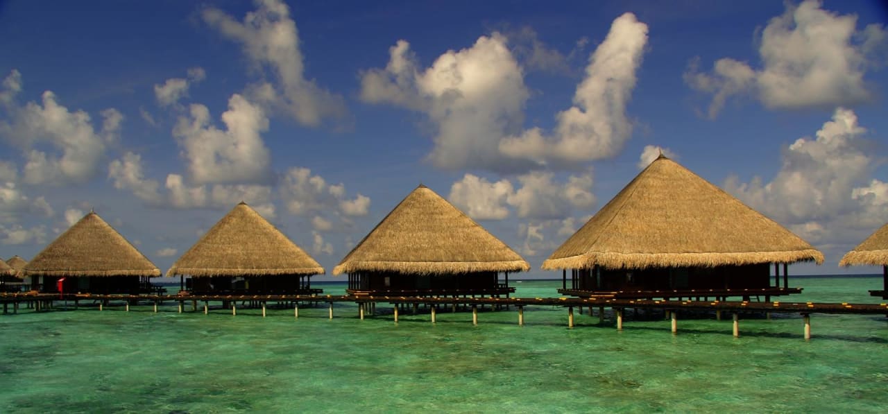 Blick zu den Wasserbungis Adaaran Club Rannalhi - All Inclusive