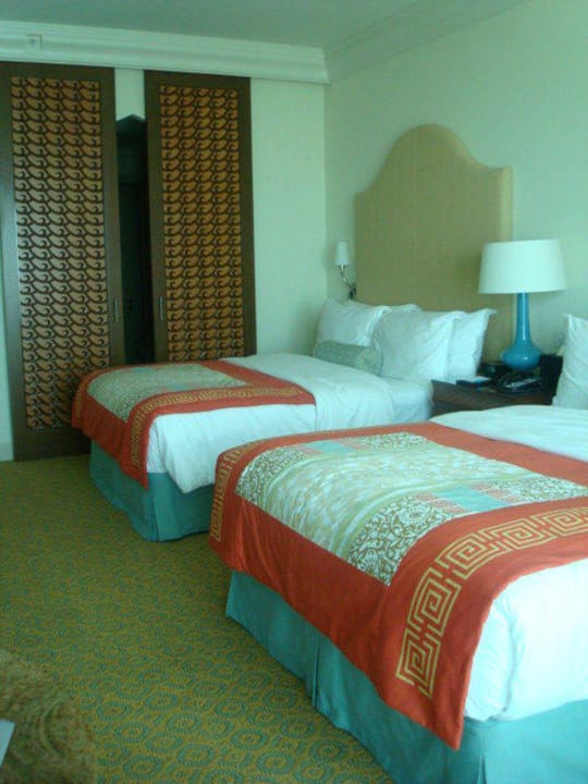 Schlafzimmer mit Blick zum Bad Atlantis, The Palm