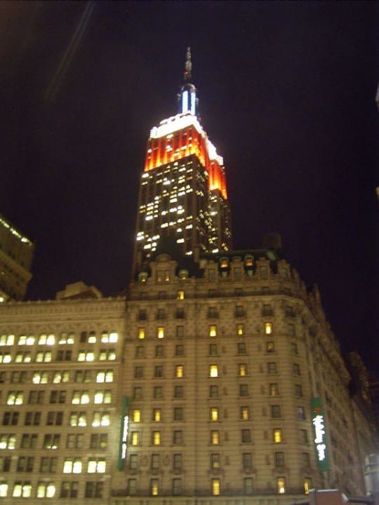 Hotel bei Nacht mit Empire State Bldg Martinique New York on Broadway, Curio Collection by Hilton