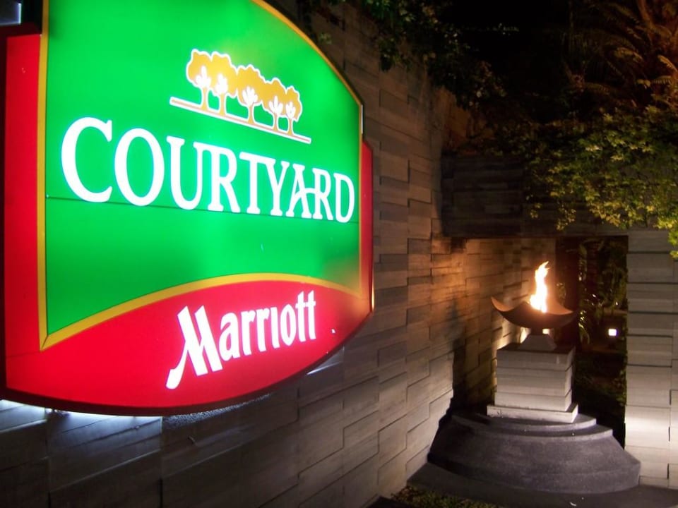 Zufahrt zum Eingang Holiday Inn Resort Phuket Surin Beach by IHG