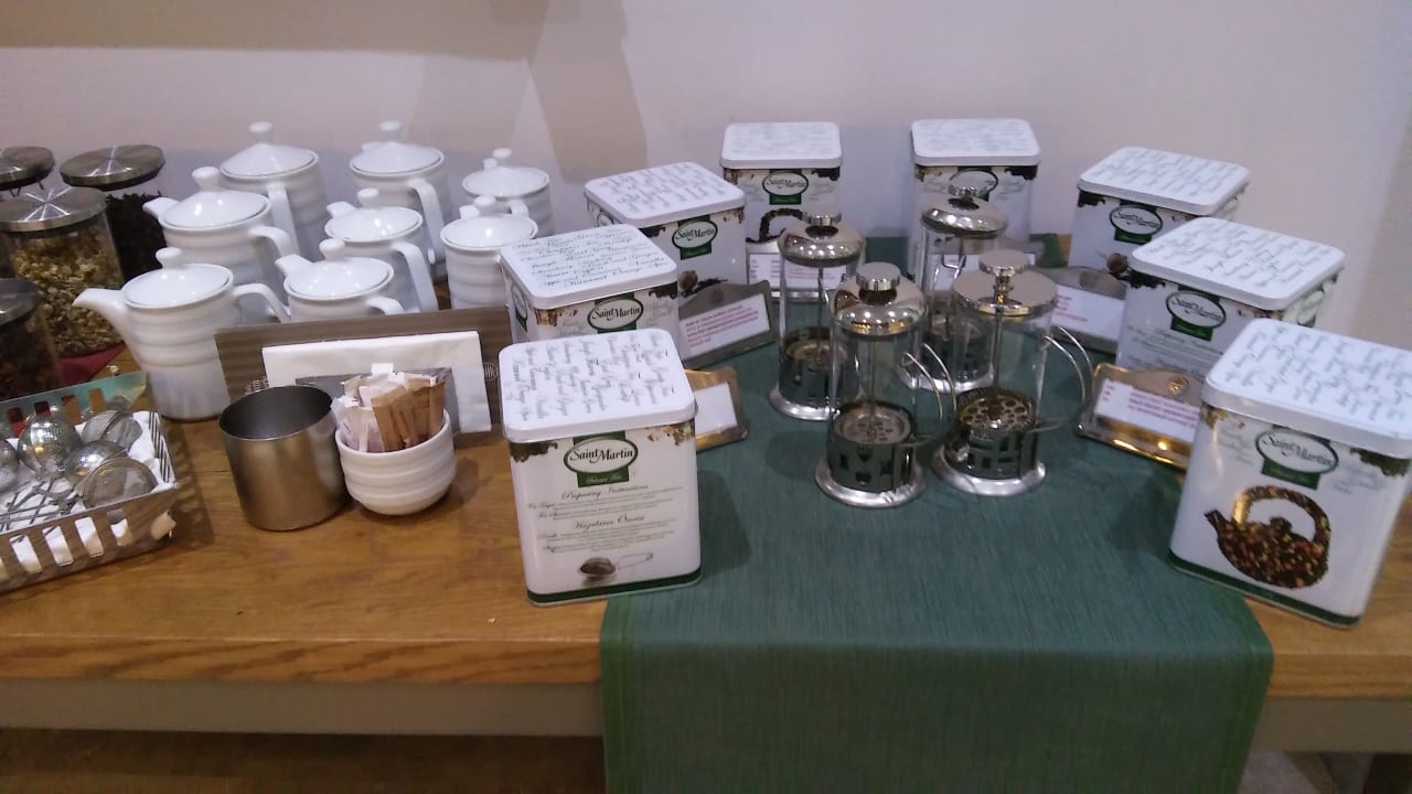 Tee in allen Variationen Acanthus Cennet Barut Collection