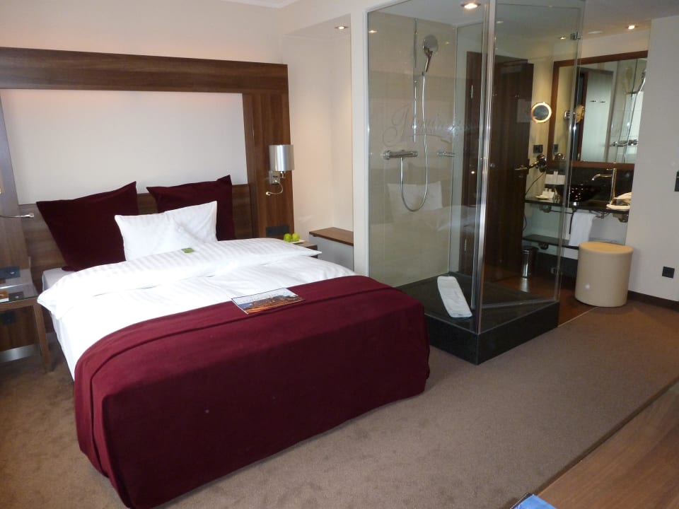 Bett, Dusche Flemings Hotel Frankfurt Main-Riverside