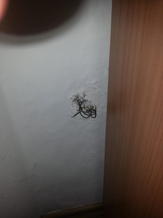 Kabel aus Wand Hotel Goldener Hirsch